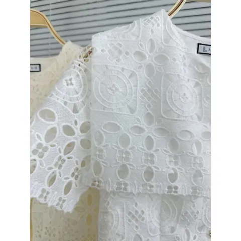 Áo ren cao cấp Hàng có sẵn giao ngay Giá 290k Chất liệu ren nổi siêu đẹp, dễ dàng phối chân váy, quần, …đi biển
