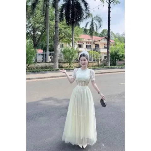 đầm ren thiết kế phối đá xinh Màu kem Size SM, eo dưới 72cm mặc đẹp, đúp lót 3 lớp Giá 390k Dáng dài, đầm dài 132cm