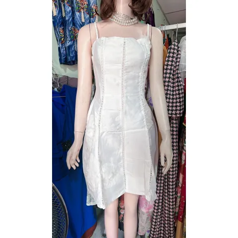 Đầm 2 dây chất liệu tapta Màu trắng Size SM mặc đẹp Hàng có sẵn giao ngay M, eo dứoi 70cm mặc đẹp Đúp lót 2 lớp Giá 290k
