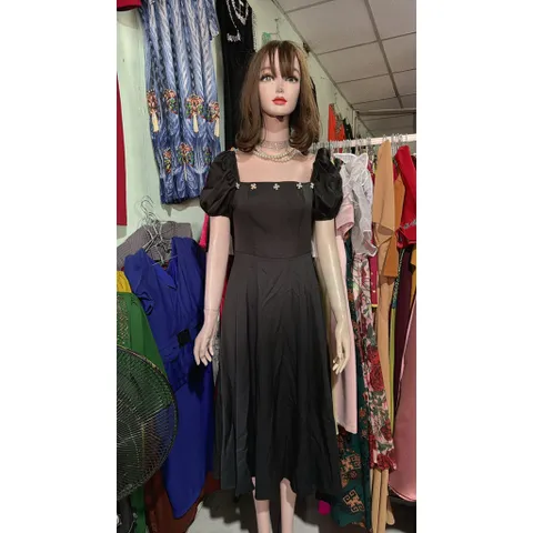 Đầm Nữ dáng dài Xòe Cổ Vuông TAG Đá Hang có sẵn giao ngay S, eo dứoi 68cm Giá 290k Màu đen