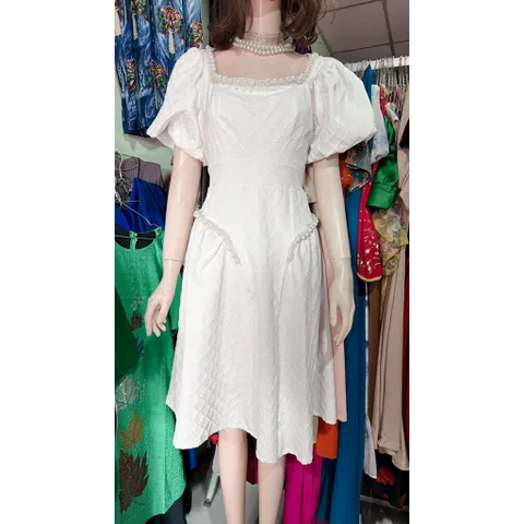 Đầm Dự Tiệc Đầm Gấm Cổ Vuông Đính Ngọc  Giá 390k Hang xịn cao cấp Màu trắng Hàng có sẵn giao ngay Eo dưới 76cm mặc