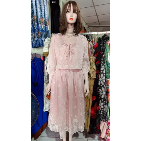 Set ren thêu hoa văn có thể mặc đi du lịch đi biển siêu đẹp + áo crop cổ v hàng dây buộc nơ + chân váy dài 90cm