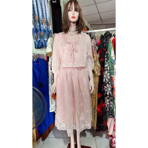 Set ren thêu hoa văn có thể mặc đi du lịch đi biển siêu đẹp + áo crop cổ v hàng dây buộc nơ + chân váy dài 90cm