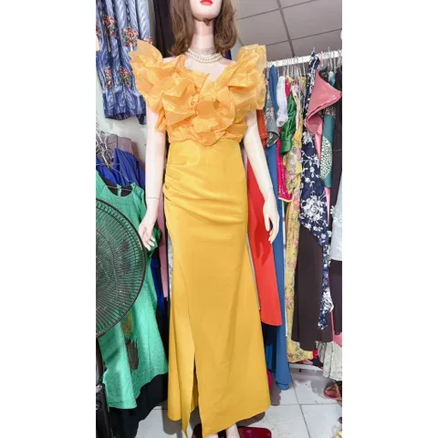 Đầm dạ hội  sẻ tà tạo kiểu cách điệu ở ngực, có sẵn mút ngực, có thể mặc được 2 kiểu : lên vai và trễ vai đều đẹp