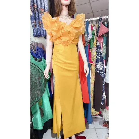Đầm dạ hội  sẻ tà tạo kiểu cách điệu ở ngực, có sẵn mút ngực, có thể mặc được 2 kiểu : lên vai và trễ vai đều đẹp