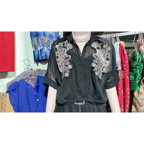 Set Áo cao cấp Đính Hạt thủ công tỉ mỉ + kèm áo lót Giá 290k/ áo kèm áo lót bên trong, người ta đang bán gần 6xx Màu đen