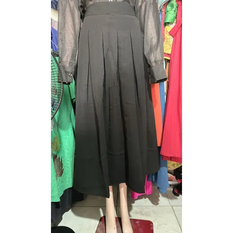 Chân váy dáng dài xếp ly vải tuyết mưa  có size SMLXL, eo dưới 82cm mặc đẹp, form tôn dáng  Màu đen Giá 290k/ chân váy