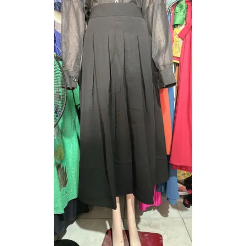 Chân váy dáng dài xếp ly vải tuyết mưa  có size SMLXL, eo dưới 82cm mặc đẹp, form tôn dáng  Màu đen Giá 290k/ chân váy
