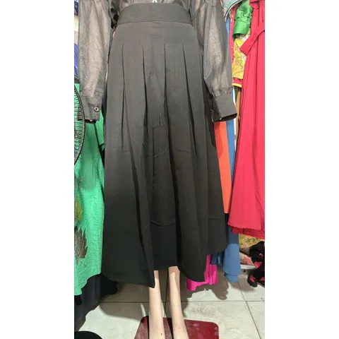 Chân váy dáng dài xếp ly vải tuyết mưa  có size SMLXL, eo dưới 82cm mặc đẹp, form tôn dáng  Màu đen Giá 290k/ chân váy