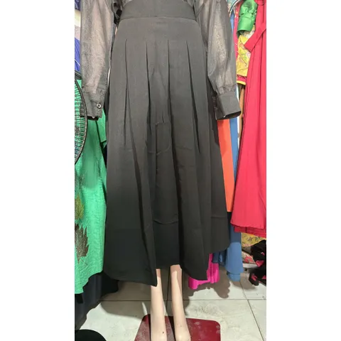 Chân váy dáng dài xếp ly vải tuyết mưa  có size SMLXL, eo dưới 82cm mặc đẹp, form tôn dáng  Màu đen Giá 290k/ chân váy