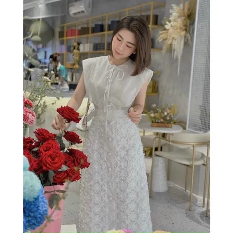 Đầm ren trắng cổ voan   ▪️ Màu trắng  ▪️ Freesize  ▪️ Chất ren có đúp lót dày dặn không lộ , không mỏng  Giá 330k