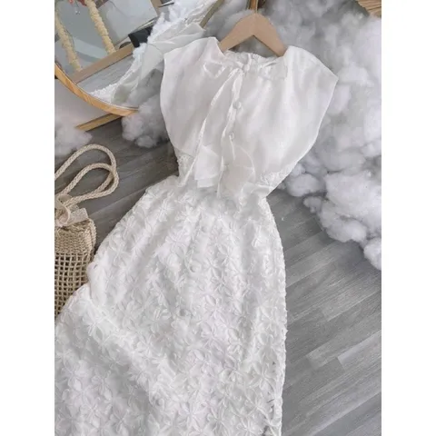 Đầm ren trắng cổ voan   ▪️ Màu trắng  ▪️ Freesize  ▪️ Chất ren có đúp lót dày dặn không lộ , không mỏng  Giá 330k