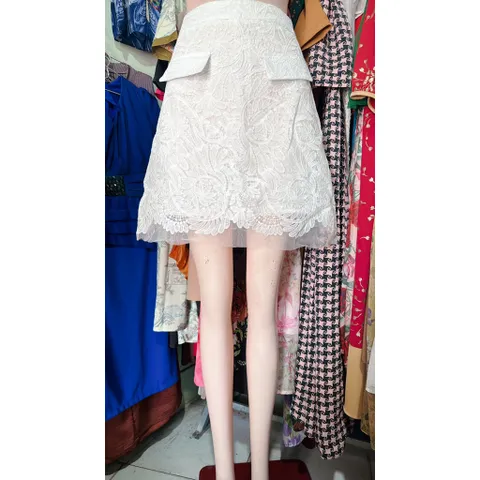 Chân váy ren Màu trắng Hàng có sẵn giao ngay Size SM, eo dưới 74cm mặc đẹp Giá 250k Chiều dài chân váy 45cm