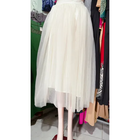 chân váy voan lưới dáng dài Đúp lót 3 lớp Màu kem Giá 260k Size SML mặc đẹp, phía sau có bo chun co giãn dễ mặc