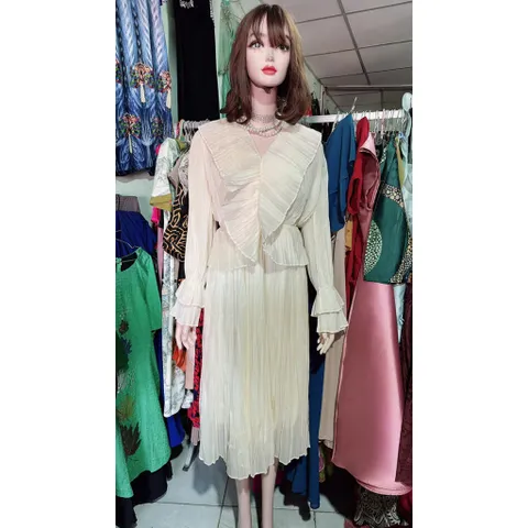 Đầm tay dài dập ly toàn bộ mặc đi biển đi du lịch đi chơi siêu đẹp Màu kem Dáng dài Giá 420k Size SMLXL mặc đẹp