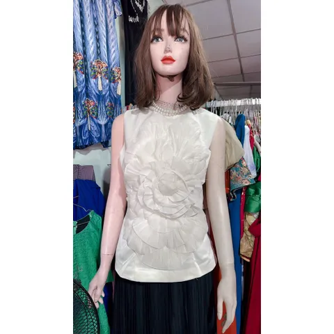Áo kiểu cách điệu sang trọng Hàng có sẵn giao ngay Giá 280k Size SMLXL, dưới 70kg mặc đẹp Màu kem Dễ dàng phối chân váy