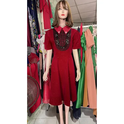 Đầm Dáng Xòe thiết Kế Cách Điệu, Đính Đá Lấp Lánh Trên Nền Nhung Tuyết Cao Cấp Màu đỏ và màu đen Giá 399k