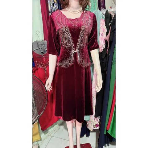 Đầm nhung ép đá che bụng siêu đẹp Hàng có sẵn giao ngay Giá 399k Màu đỏ đô Chất liệu nhung co giãn dễ mặc
