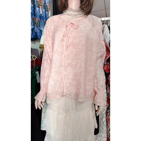 Áo kiểu tay dài hoạ tiết hoa siêu đẹp Hàng có sẵn giao ngay Giá 250k Màu hồng phấn Dứoi 70kg mặc đẹp