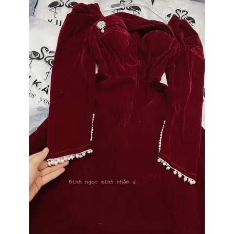 ĐẦM NHUNG ĐỎ MIDI TAY DÀI KÈM TAG Một chiếc đầm midi màu đỏ che khuyết điểm cho nàng tự tin thả dáng 😍, có sẵn mút ngực