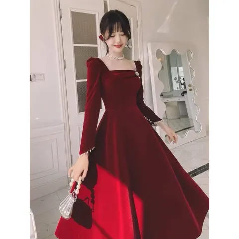 ĐẦM NHUNG ĐỎ MIDI TAY DÀI KÈM TAG Một chiếc đầm midi màu đỏ che khuyết điểm cho nàng tự tin thả dáng 😍, có sẵn mút ngực