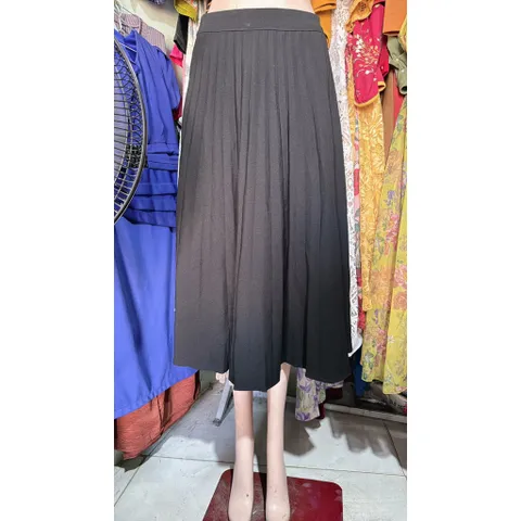 Chân váy dập ly màu đen Hàng có sẵn giao ngay Giá 290k Hàng xịn Size SM mặc đẹp Màu đen