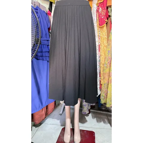 Chân váy dập ly màu đen Hàng có sẵn giao ngay Giá 290k Hàng xịn Size SM mặc đẹp Màu đen