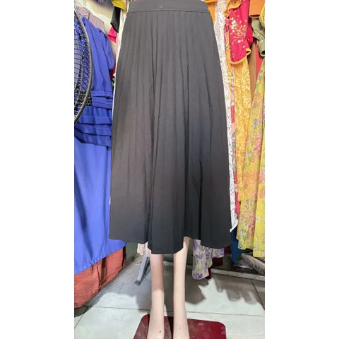 Chân váy dập ly màu đen Hàng có sẵn giao ngay Giá 290k Hàng xịn Size SM mặc đẹp Màu đen