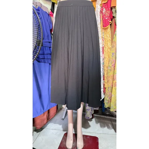 Chân váy dập ly màu đen Hàng có sẵn giao ngay Giá 290k Hàng xịn Size SM mặc đẹp Màu đen