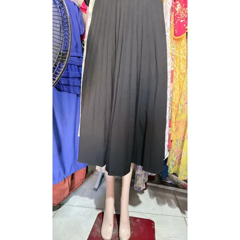 Chân váy dập ly màu đen Hàng có sẵn giao ngay Giá 290k Hàng xịn Size SM mặc đẹp Màu đen