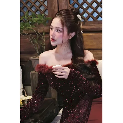 Set áo dài cách tân kim tuyến lấp lánh tiểu thư trễ vai phối lông vũ điệu đà đính đá kim sa cao cấp phối lông