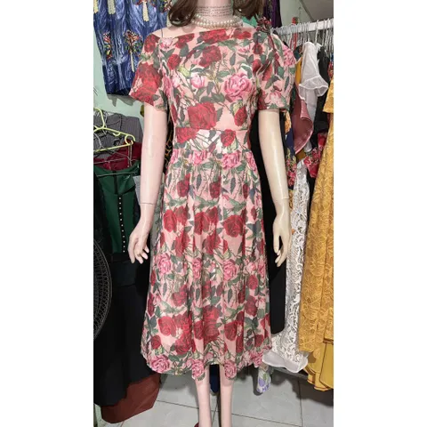 đầm thiết kế, đầm hoa hồng đỏ, cổ vát lệch vai siêu đẹp Giá 390k Hàng có sẵn giao ngay LXL Đủ size SMLXL Đúp lót