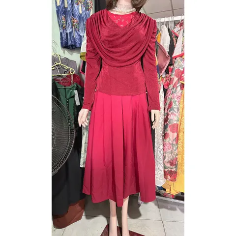 chân váy đỏ