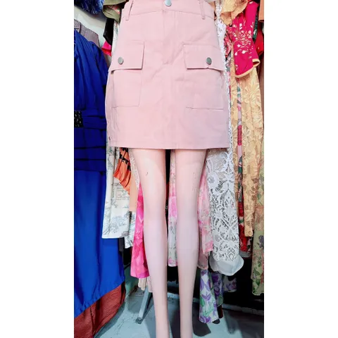 Chân váy màu hồng siêu đẹp Giá 190k Eo dứoi 68cm, size S Có sẵn lót quần, sẵn 2 túi