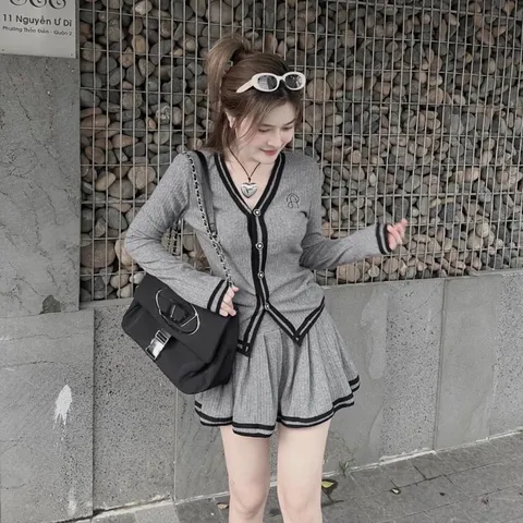 Set gồm áo + chân váy len tăm có co giãn Giá 290k/ set Có màu xám và màu đen Freesize Hàng có sẵn giao ngay