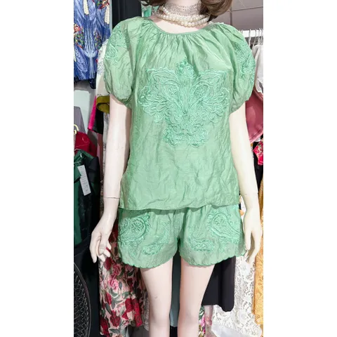 Set Đồ Nữ đi biển siêu đẹp,  Thêu Xinh Xắn  Chất liệu: Lụa thái mềm mịn , nhẹ , siêu mát Đường chỉ may tinh tế