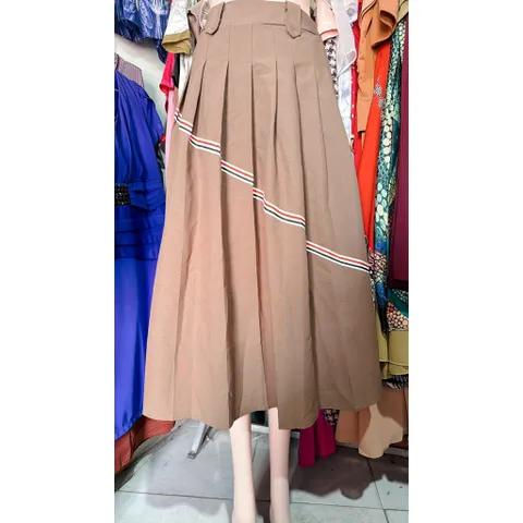 Chân váy xếp ly phối kẻ thome Kaki  Giá 250k/ chân váy, người ta đang bán gần 5xx