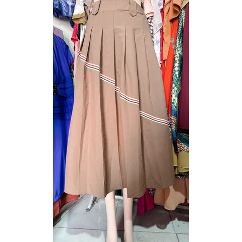 Chân váy xếp ly phối kẻ thome Kaki  Giá 250k/ chân váy, người ta đang bán gần 5xx