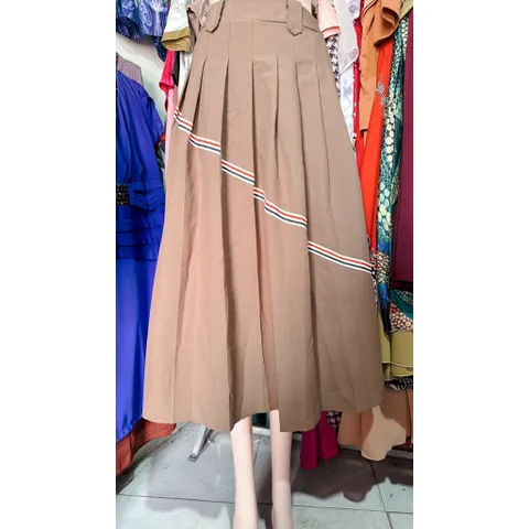 Chân váy xếp ly phối kẻ thome Kaki  Giá 250k/ chân váy, người ta đang bán gần 5xx