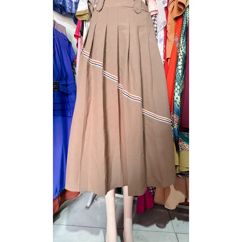 Chân váy xếp ly phối kẻ thome Kaki  Giá 250k/ chân váy, người ta đang bán gần 5xx