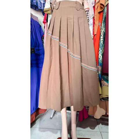 Chân váy xếp ly phối kẻ thome Kaki  Giá 250k/ chân váy, người ta đang bán gần 5xx
