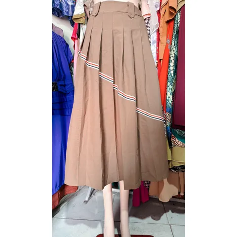 Chân váy xếp ly phối kẻ thome Kaki  Giá 250k/ chân váy, người ta đang bán gần 5xx