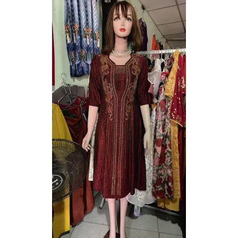 Đầm Trung Niên Chất Liệu Thun Nhũ Đính Đá Sự lựa chọn hoàn hảo cho phái đẹp trung niên sang trọng, quý phái Có màu đỏ đô