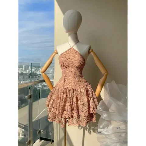 Đầm ren màu nude cao cấp cổ yếm Giá 390k Hàng có sẵn giao ngay  Size S Chất liệu ren nổi sang trọng