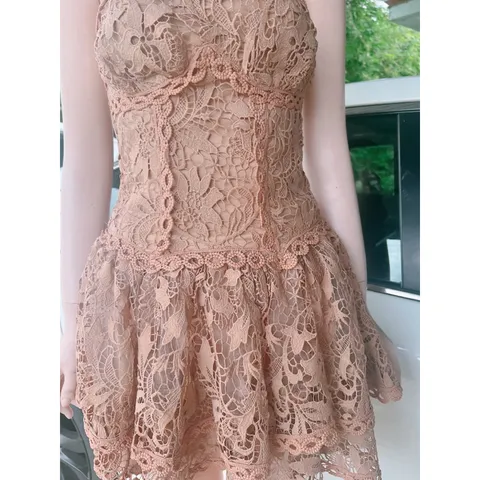 Đầm ren màu nude cao cấp cổ yếm Giá 390k Hàng có sẵn giao ngay  Size S Chất liệu ren nổi sang trọng