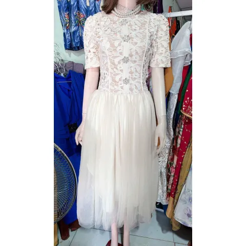 Đầm ren hoa phối nút đá,  2 lớp xếp ly tôn dáng sang trọng Hàng ren nổi siêu đẹp Hàng có sẵn giao ngay Size SM Giá 450k