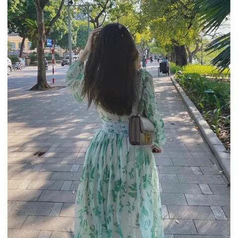 Không cần làm hoa rực rỡ nổi bật Em chỉ cần làm lá để lặng lẽ xanh  Đầm maxi hoa dập ly Chất vải