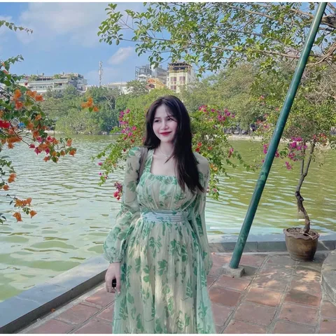 Không cần làm hoa rực rỡ nổi bật Em chỉ cần làm lá để lặng lẽ xanh  Đầm maxi hoa dập ly Chất vải