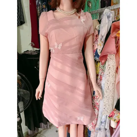 đầm hồng đi tiệc thiết kế xếp ly chéo thanh lịch sang trọng đính kết nổi y hình Hàng có sẵn giao ngay