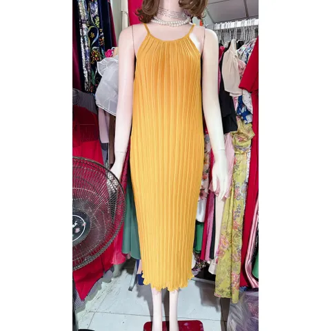 Đầm Maxi Cổ Yếm Vải Dập Ly Không Nhăn Hàng có sẵn giao ngay Màu vàng Giá 290k Hàng siêu đẹp Dưới 75kg mặc đẹp